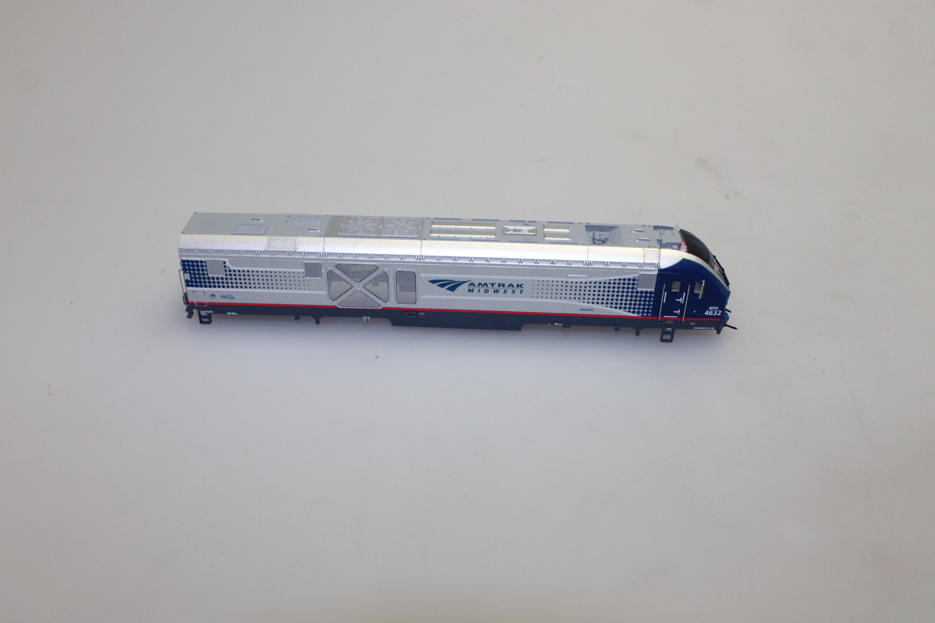 (image for) Loco Shell Amtrak Midwest #4632 (N Scale SC-44)
